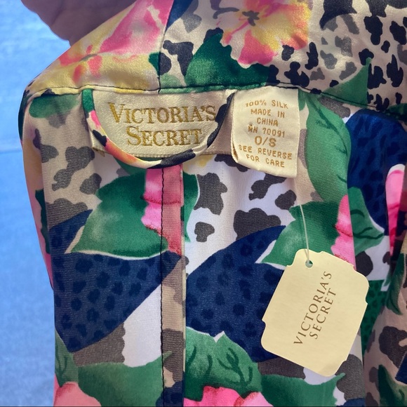 EUC VICTORIAS SECRET SILK FLORAL PRINT ROBE O/S - Picture 8 of 8